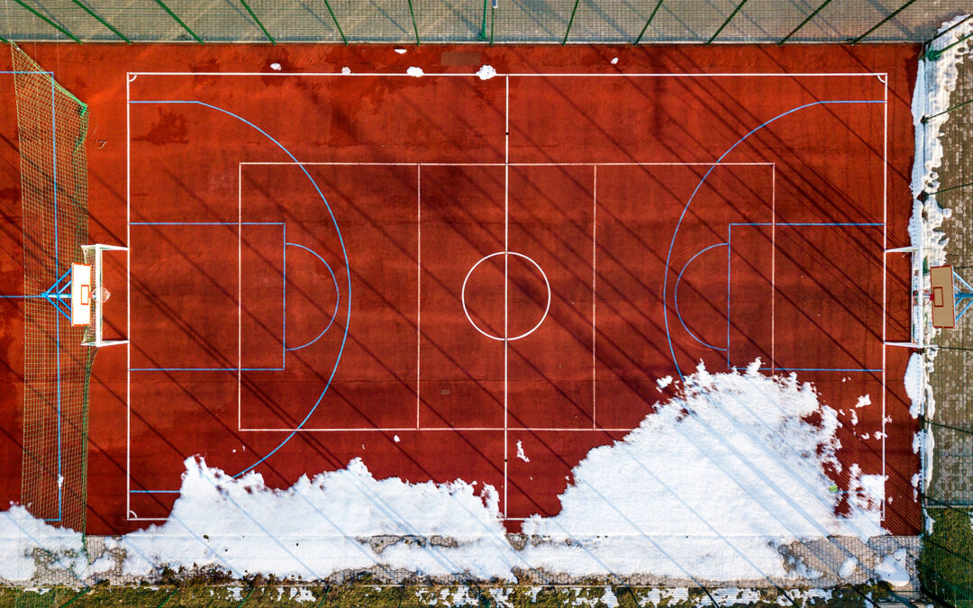 Budowa kortu zimą – co warto wiedzieć o nawierzchniach poliuretanowych i akrylowych?