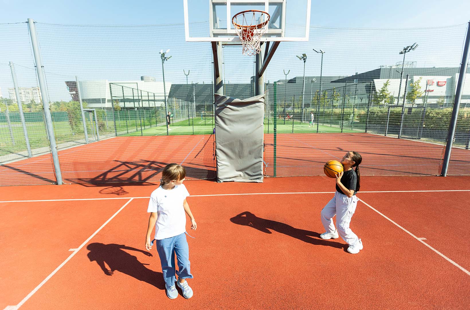 Nawierzchnie sportowe o najwyższej odporności na zużycie. Budowa boisk wielofunkcyjnych Central Kort
